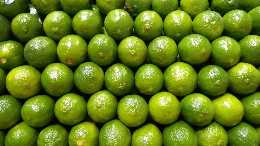 Limão taiti: verde-escuro chama atenção mas suco está nos exemplares levemente amarelados - Ezequiel Ferreira/Getty Images/EyeEm