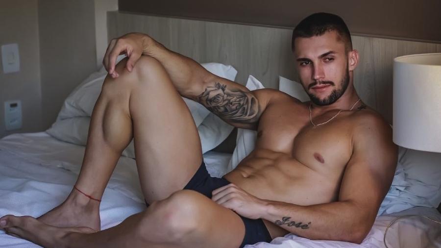 Arthur Picolli faz ensaio só de sunga na cama e posta no Instagram - Reprodução/Instagram