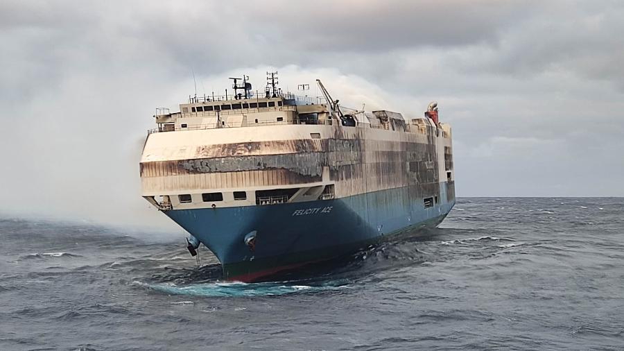 Navio cargueiro levando 4 mil carros tem incêndio controlado - Divulgação