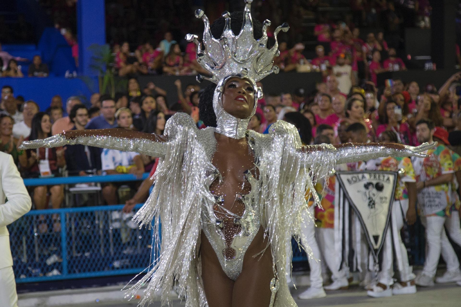 Erika Januza é rainha de bateria da Viradouro - Júlio César Guimarães/UOL