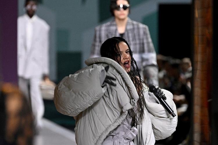 A cantora Rosalia se apresentando durante desfile masculino de outono/inverno 2023-2024 da Louis Vuitton; marca tentou se tornar jovem e popular, mas a geração Z parece desinteressada no luxo