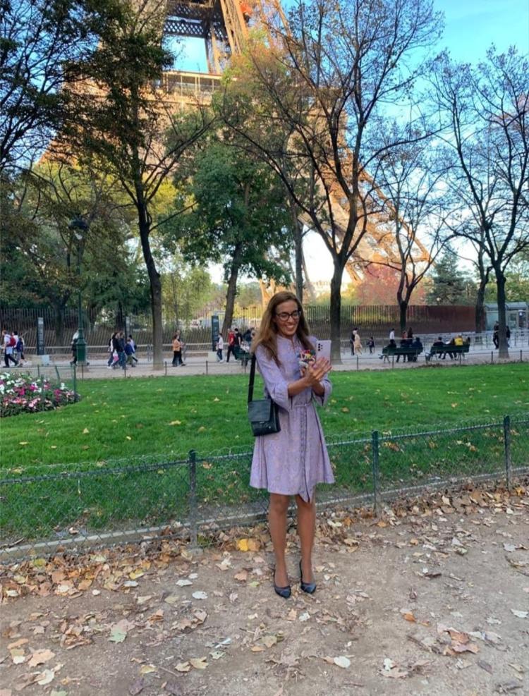 Segurando muffin e velas na live de aniversário com a família em frente a torre Eiffel - Arquivo pessoal - Arquivo pessoal