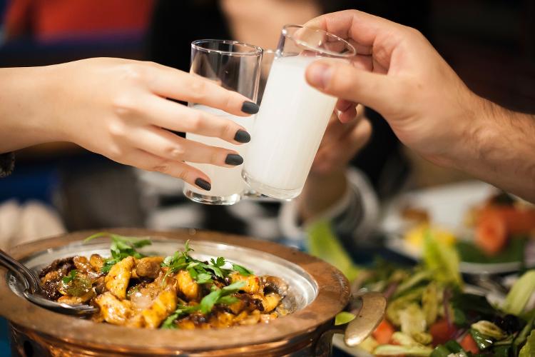 Raki é feito a partir da fermentação de uvas e anis - Getty Images/iStockphoto - Getty Images/iStockphoto