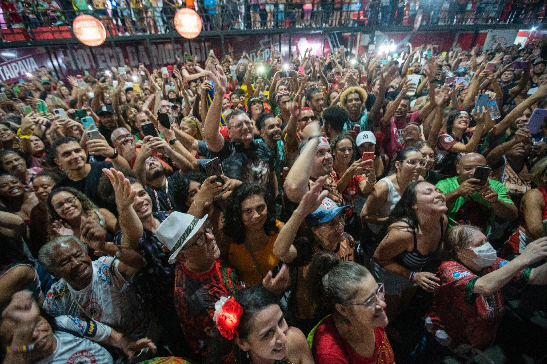 Campeã do Carnaval 2023 em São Paulo, Mocidade Alegre comemora na quadra o título após 9 anos -  André Porto/UOL 