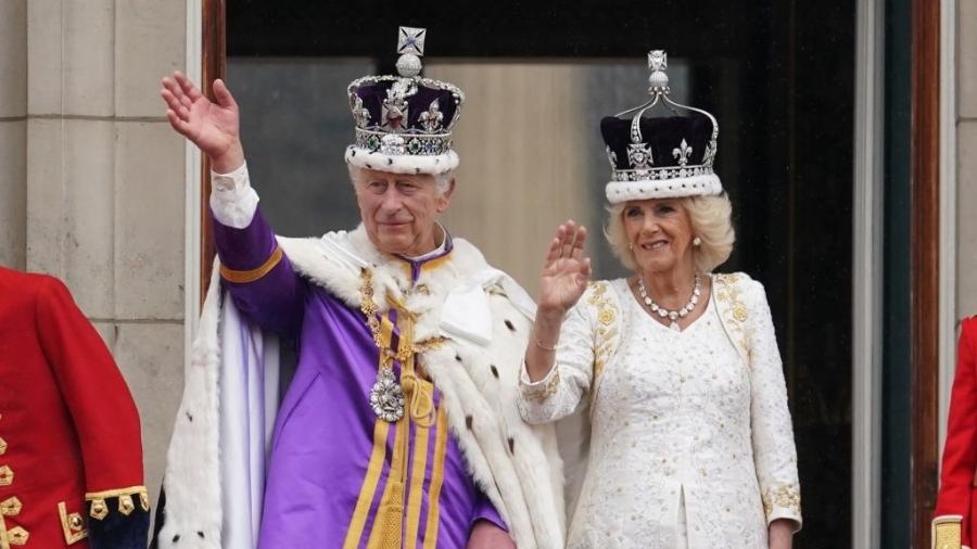 Charles e Camilla acenam na sacada do Palácio de Buckingham; ala leste será aberta para visitas pela primeira vez - Owen Humphreys/PA Images via Getty Images
