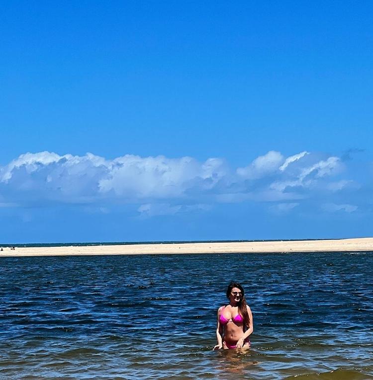 Rosalba Nable posa de biquíni durante a viagem ao Ceará