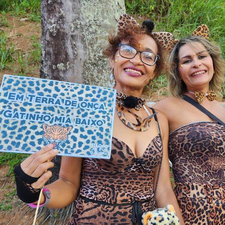 Geane Silva, 40, e Lia Souza, 35, curtiram bloco com fantasia de onça e plaquinhas em Salvador