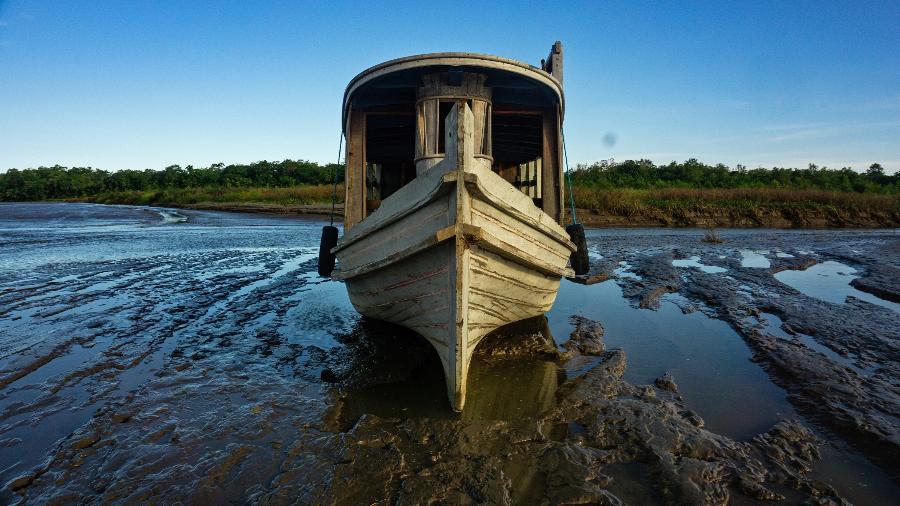 Um barco que transportava água potável da cidade de Macapá, capital do Amapá, pelo governo, encalhado por causa do assoreamento do Rio Amazonas em frente à comunidade de Livramento