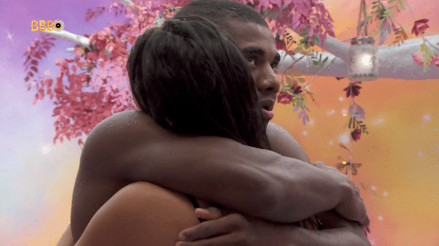 BBB 24: Davi abraça Alane após vê-la chorando - Reprodução/Globoplay