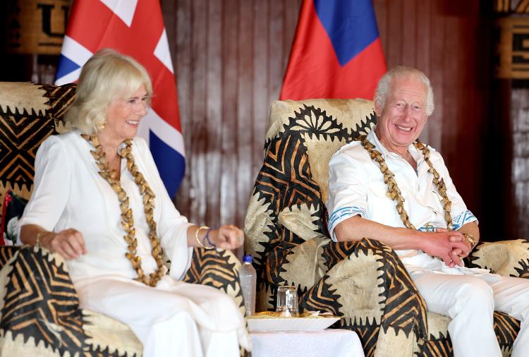 O rei Charles 3º e a rainha Camilla durante a cerimônia de ava na Samoa