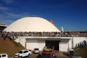 Músicas e aplausos marcam enterro de Cristiano Araújo em Goiânia - @aredacao