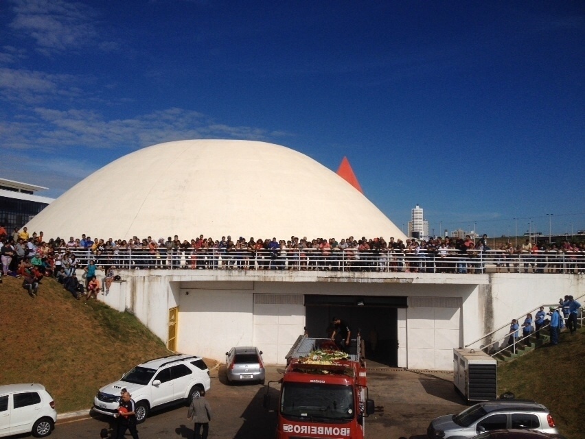 25.jun.2015 - Corpo de Cristiano Araújo deixa Centro Cultural Oscar Niemeyer, em Goiânia, em direção ao Cemitério Jardim das Palmeiras, onde será enterrado às 11h - Cristiano Borges/UOL