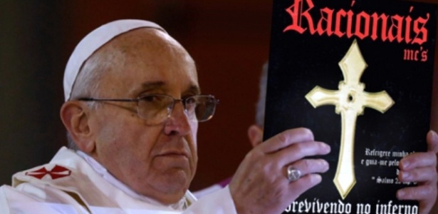 Montagem mostra o papa Francisco com "Sobrevivendo no Inferno" (1997), importante obra do rap nacional - Montagem/UOL