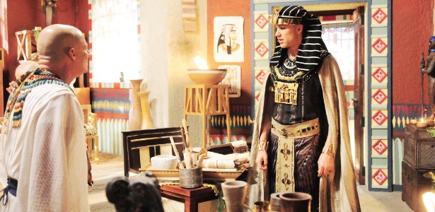 Ramsés (Sérgio Marone) procura Paser (Giuseppe Oristânio) e demonstra preocupação com pragas