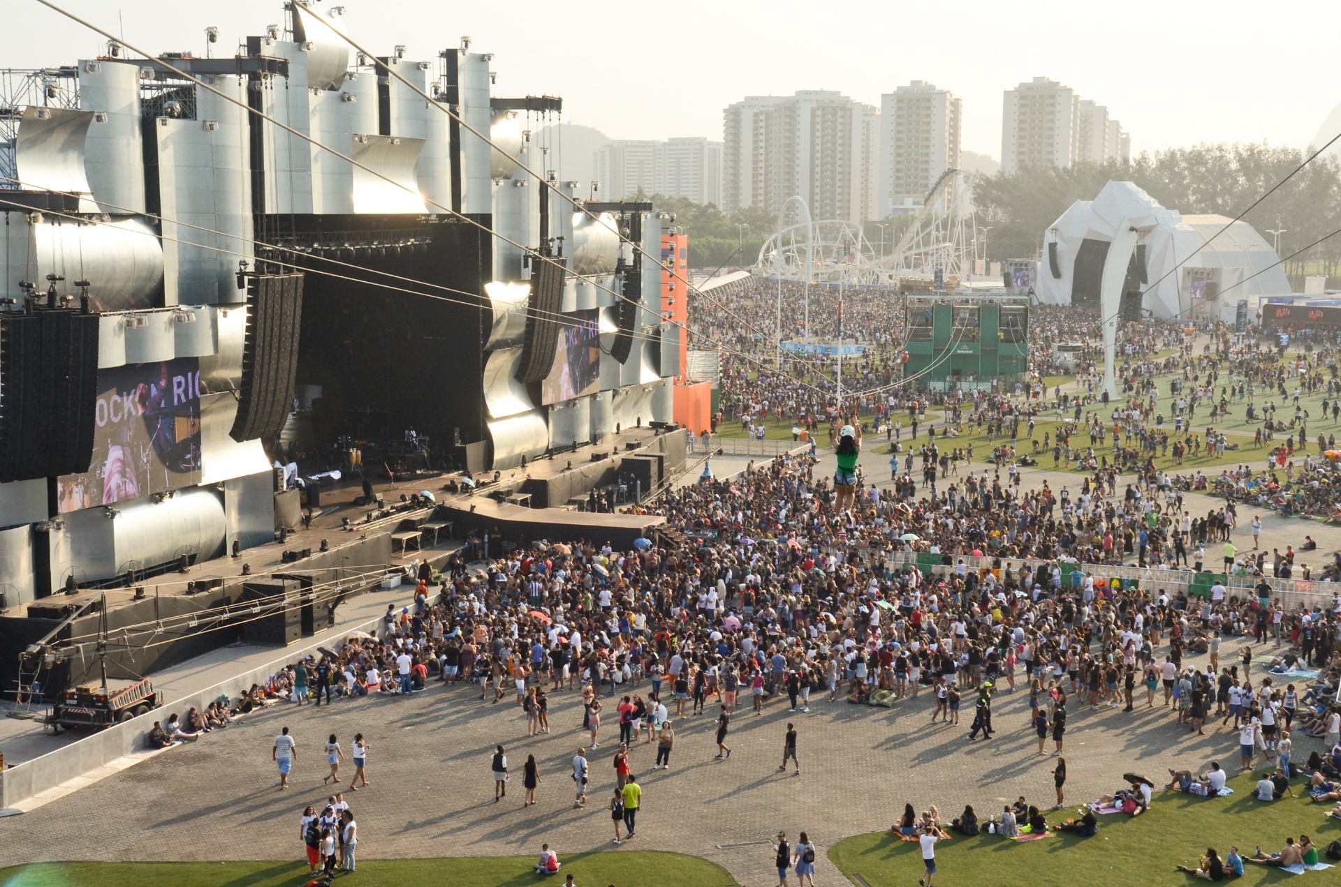 27.set.2015 - Público começa a se aglomerar em torno do palco Sunset para o último dia do Rock in Rio 2015 - Adriano Ishibashi/Agência Estado