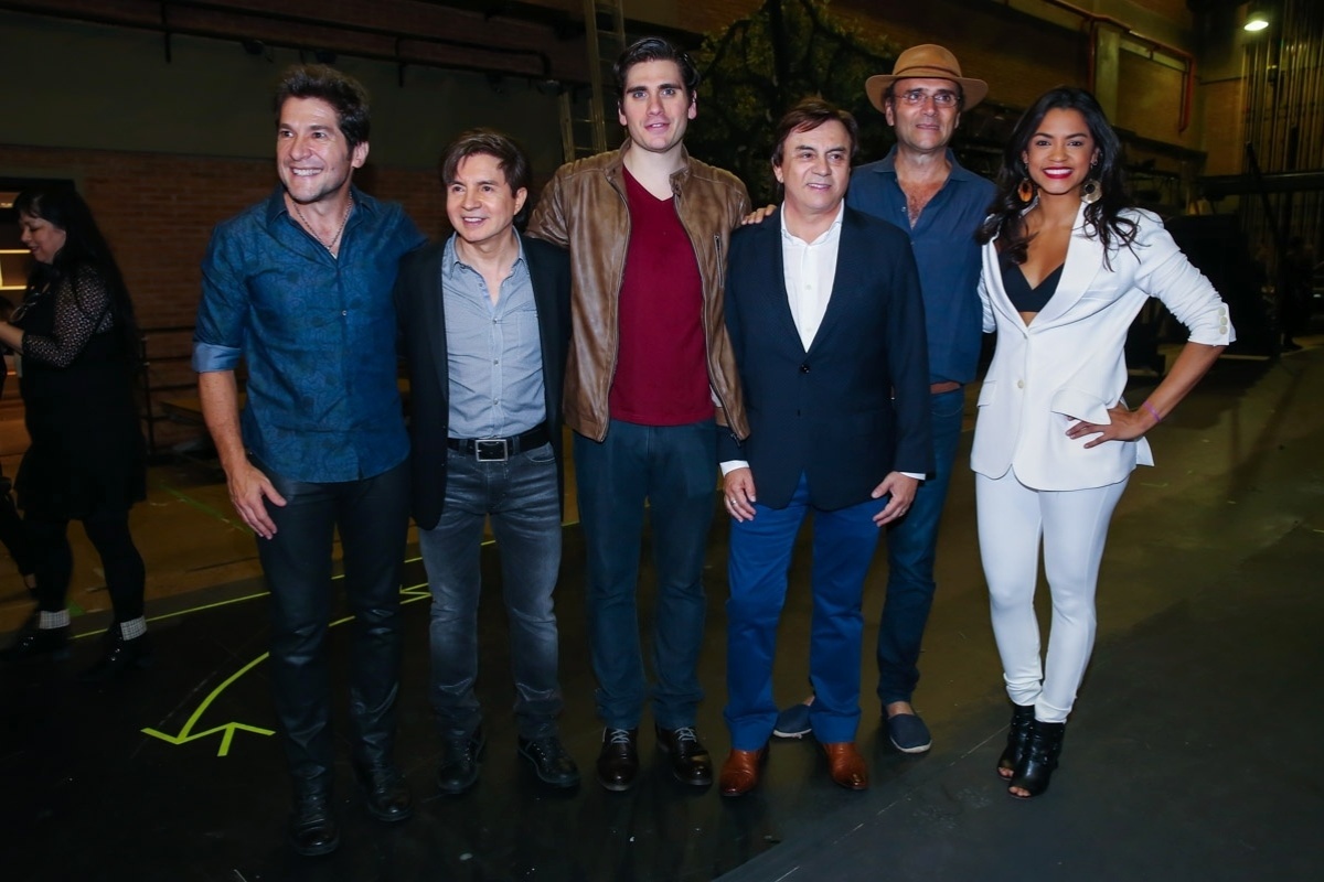 26.out.2015 - Os protagonistas do musical "Nuvem de Lágrimas" Lucy Alves e Gabriel Sater posam com Daniel, Chitãozinho e Xororó e Almir Sater - Manuela Scarpa/Photo Rio News