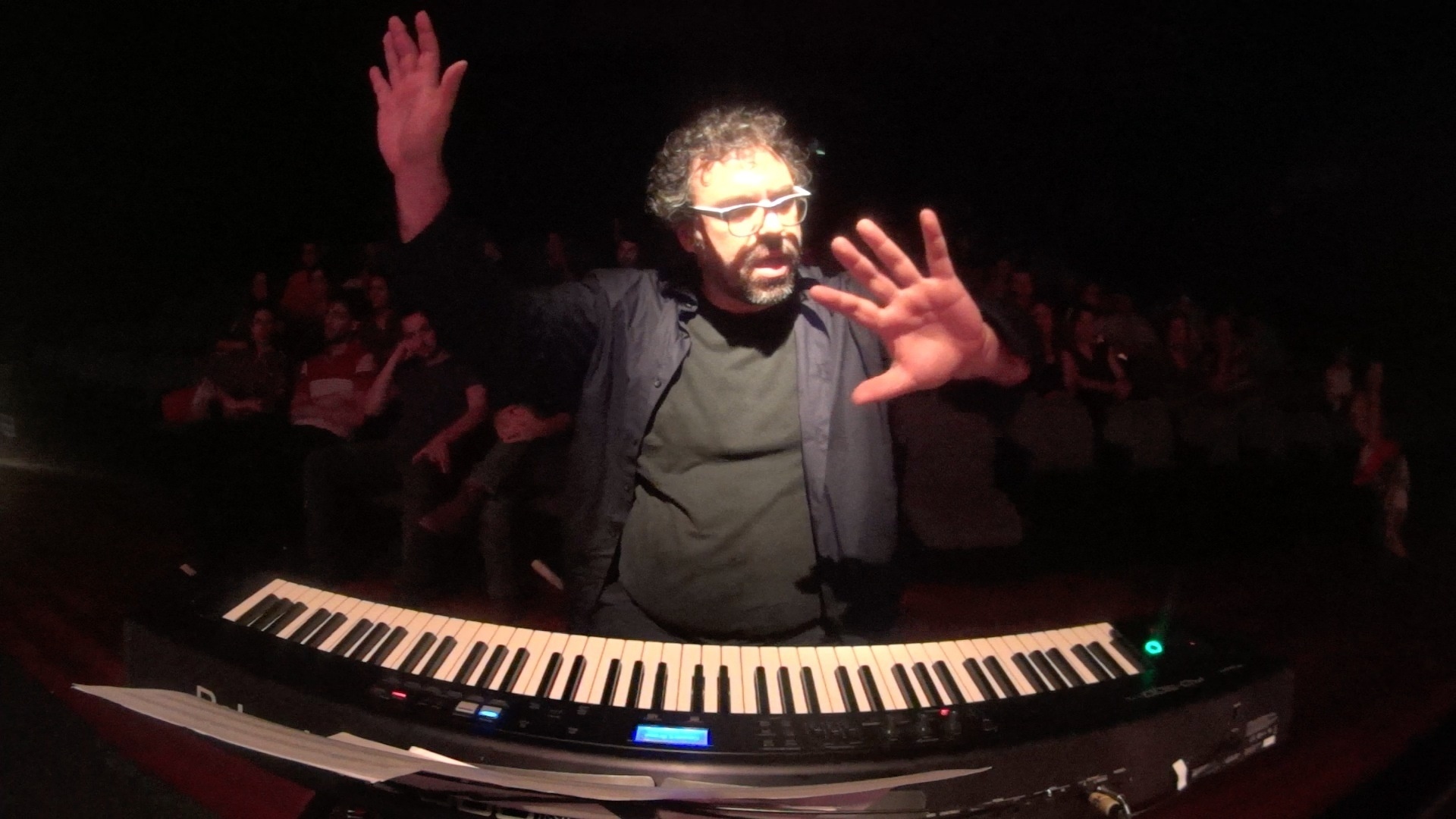 O Coral Contemporâneo Sesi 2015 faz nesta terça-feira (8), às 20h, a última apresentação de estreia do seu recital inédito intitulado "Mínimo", no Guairinha (rua XV de Novembro, 971, Centro). O recital, composto por pequenas peças corais com temática reiterativa, tem entrada franca. Mais informações sobre o espetáculo podem ser obtidas pelo site www.teatroguaira.pr.gov.br. - Divulgação