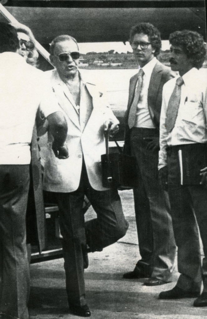 21.jan.1980 - O cantor norte-americano Frank Sinatra desembarca às 8h40 no aeroporto do Galeão, no Rio de Janeiro, acompanhado de sua quarta mulher, Bárbara Marx; ele chegou ao Brasil para uma série de cinco apresentações - Folhapress