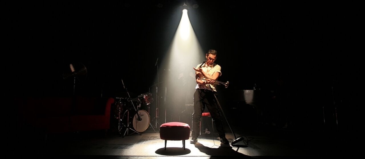 Em sua estreia no teatro, Paulo Miklos vive o lendário músico de jazz Chet Baker na peça "Chet Baker - Apenas Um Sopro". "Ser ator foi uma extensão do intérprete que já era na música", avalia o artista, que ainda segue carreira com a banda Titãs - Victor Iemini