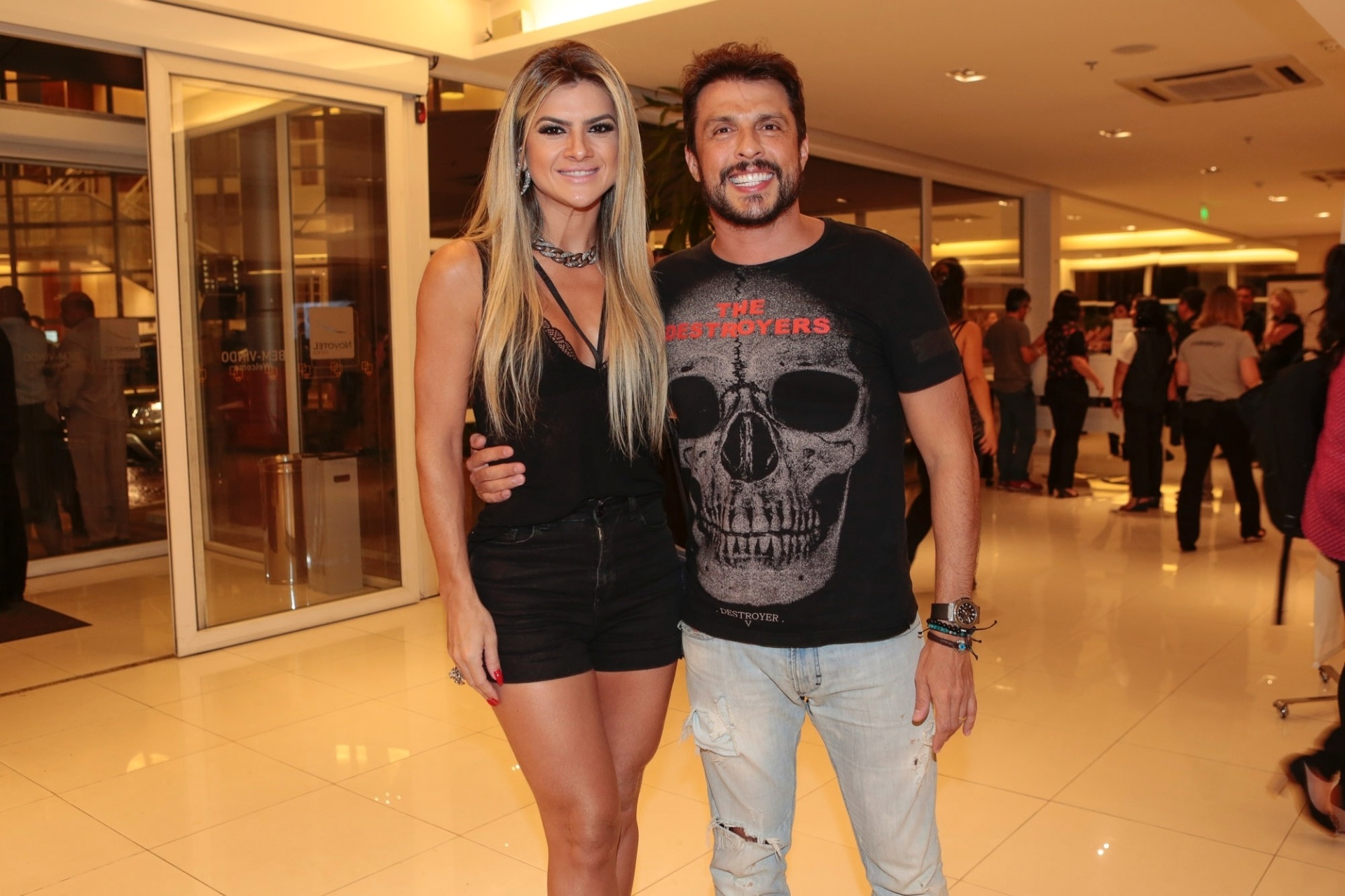 24.fev.2016 - O humorista Wellington Muniz (Ceará) chega acompanhado da mulher, Mirella Santos, a camarote em hotel para acompanhar o show dos Rolling Stones em São Paulo - Rafael Cusato/Brazil News