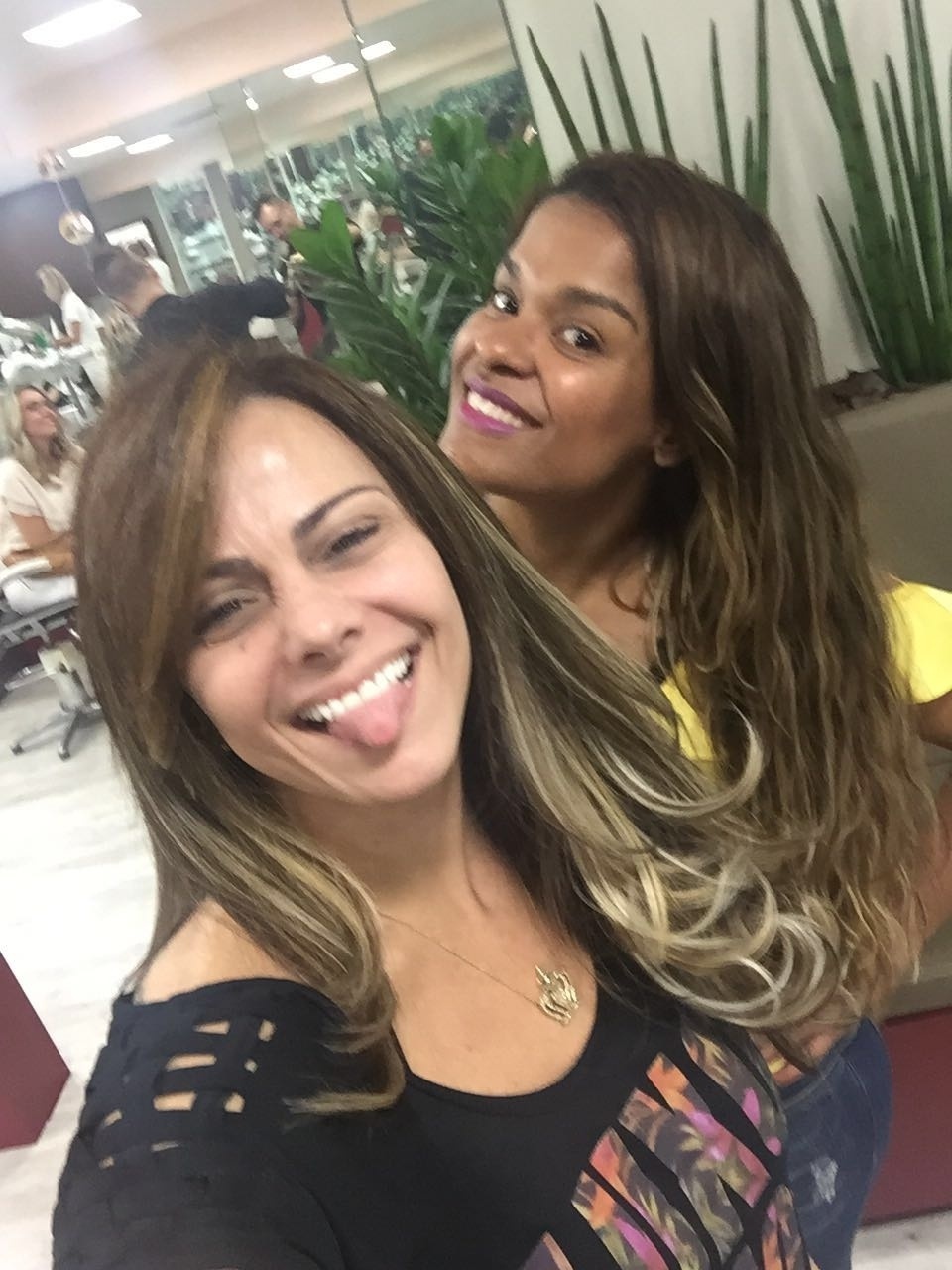 Além de cliente de Viviane Siqueira há 10 anos, Viviane Araújo é amiga e confidente dela. As duas costumam ir pra balada juntas - Arquivo Pessoal