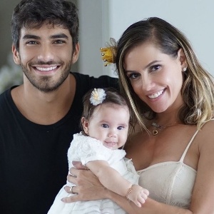 Hugo Moura com a mulher, Deborah Secco, e a filha, Maria Flor - Reprodução/Instagram/dedesecco - Reprodução/Instagram/dedesecco