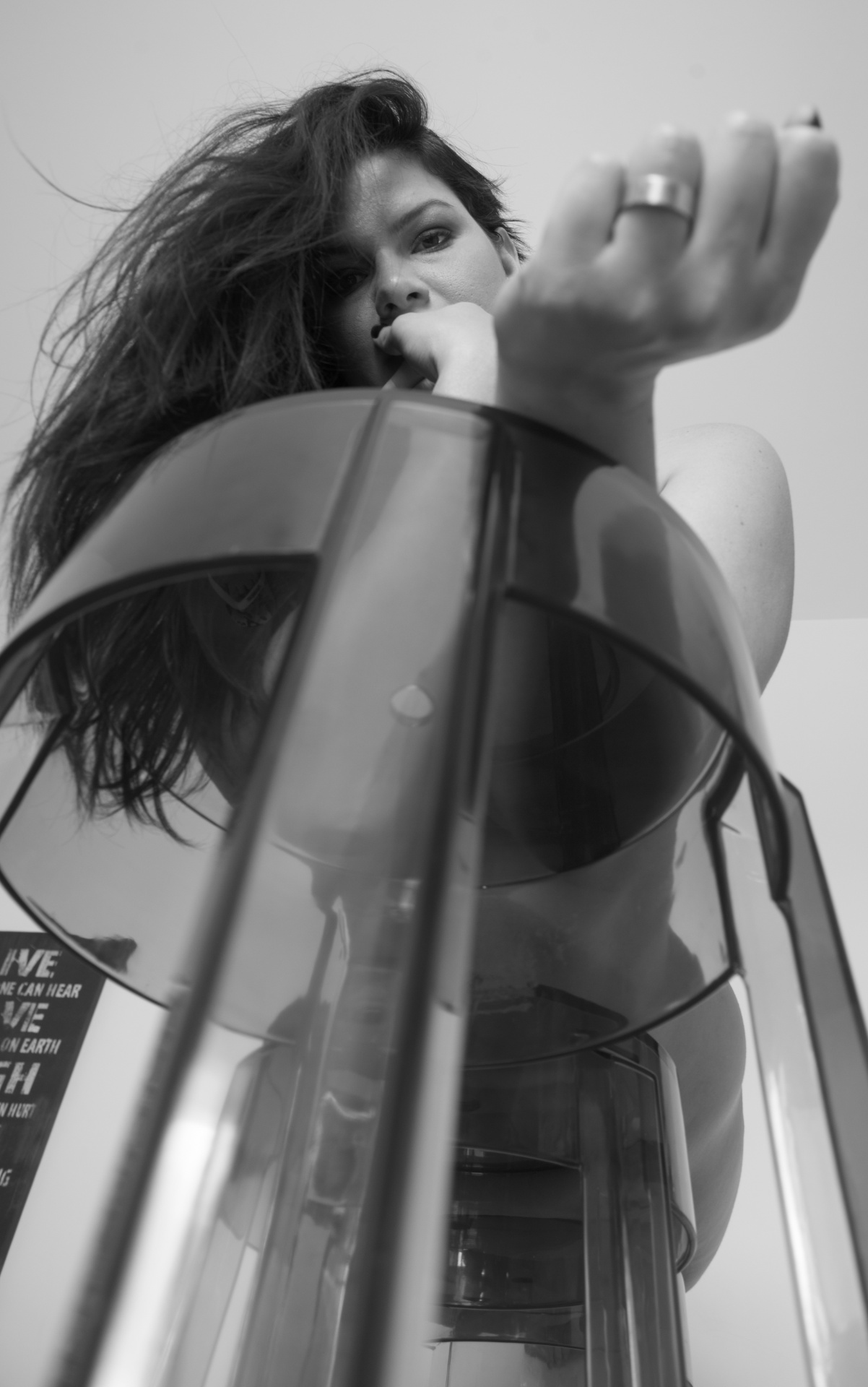 24.mai.2016 - Angélica Martins, a ex-BBB Morango, idealizou e fotografou o fanzine "Eight" com oito mulheres nuas e sem retoques, entre elas, a sua mulher Rabyta e a ex-BBB Clara Aguilar - Divulgação/Angélica Martins