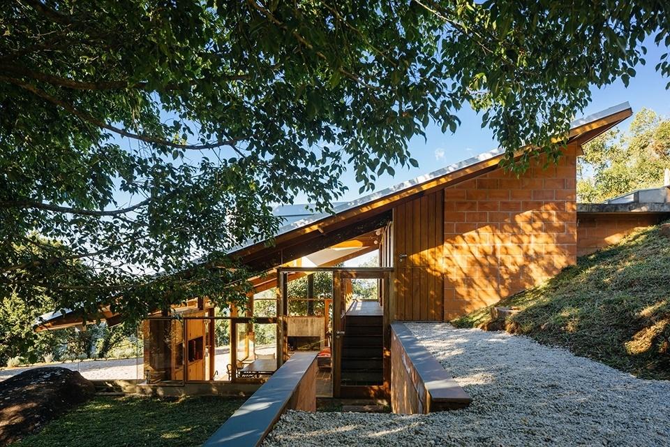 A Casa de Meia Encosta é assinada pelos arquitetos Denis Joelsons e Gabriela Baraúna Uchida: com 115 m², a construção geométrica mostra o choque entre a inclinação da montanha e o aproveitamento do único patamar disponível no terreno íngreme, onde a casa foi erguida, apoiada em um muro de arrimo. O projeto é finalista do Prêmio Instituto Tomie Ohtake - AkzoNobel 2016 - Divulgação
