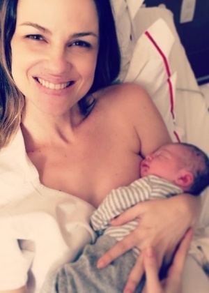 Carolina Kasting na maternidade com o filho recém-nascido no colo - Reprodução/Instagram/kastingcarolina