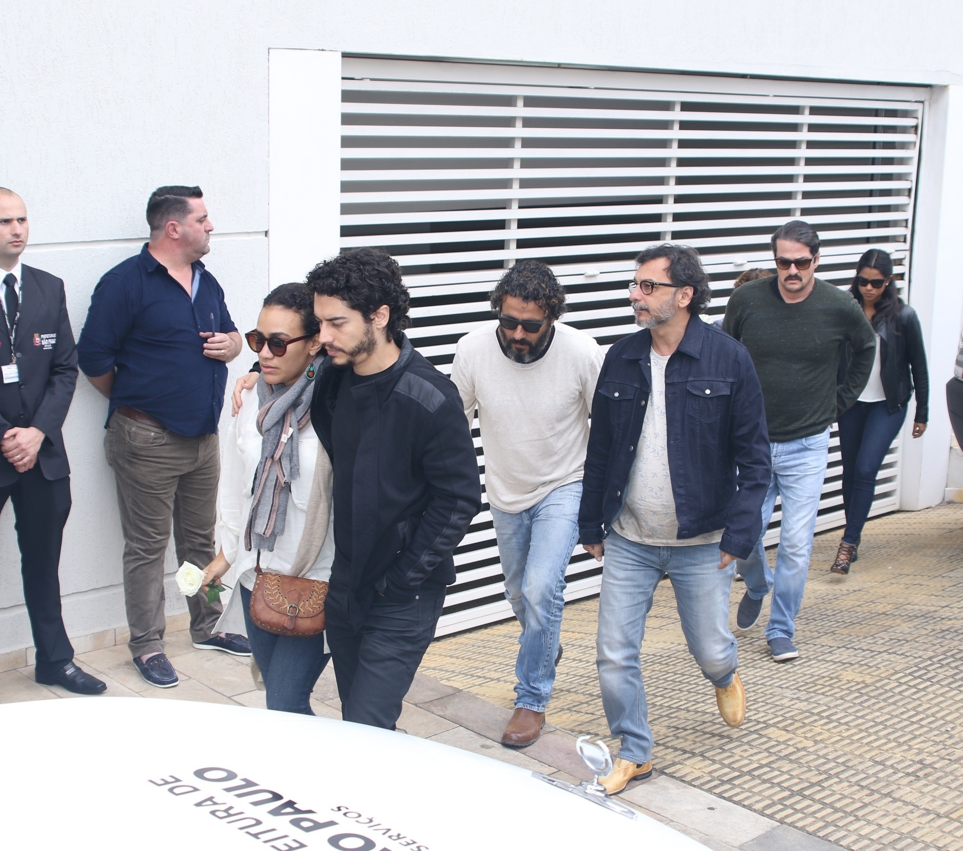 17.set.2016 - Parte do elenco de "Velho Chico" chega junto ao velório de Domingos Montagner - Thiago Duran/AgNews