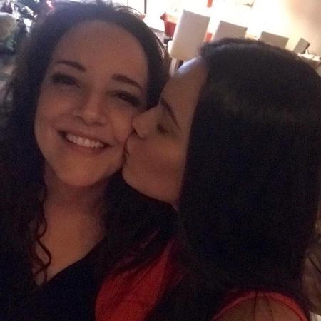 Ana Carolina ganha beijo no rosto da atriz Leticia Lima. Após aproveitaram a noite do Natal juntas, a cantora postou o registro e legendou: "Noite Feliz? - Reprodução/Instagram