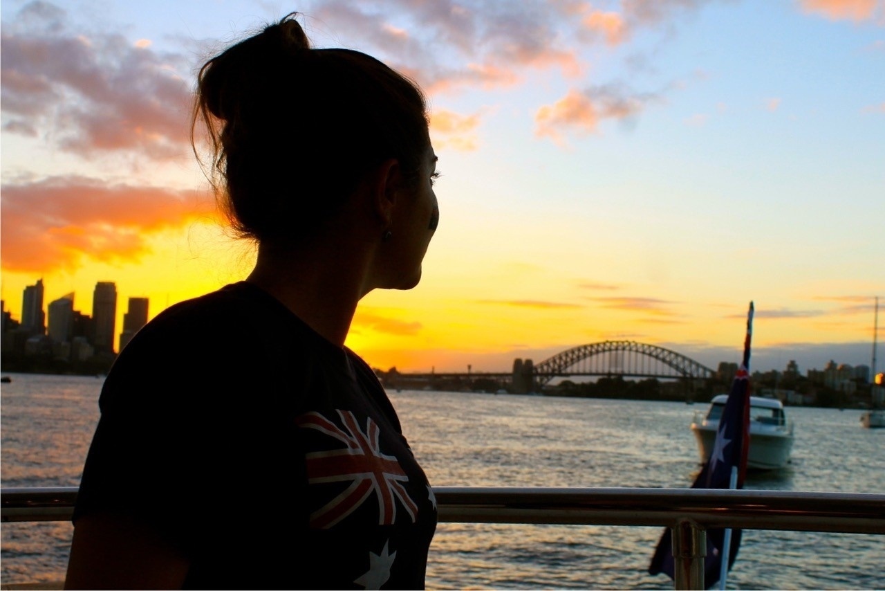 A brasileira Sabrina Nogueira trabalha como stewardess, espécie de comissária de borda de iates. Como mora no barco, em seu tempo livre, ela aproveita para conhecer vários lugares, como Austrália (foto), Nova Zelândia e Salmoa - Arquivo pessoal