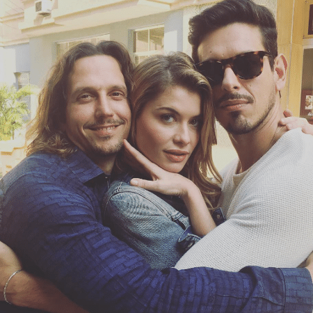Alinne Moraes, Vladimir Brichta e João Vicente de Castro posam abraçadinhos - Reprodução/Instagram