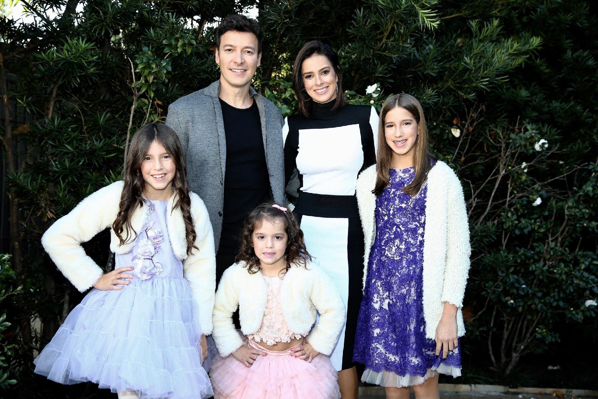 Rodrigo Faro com a esposa Vera Viel e as três filhas do casal - Manuela Scarpa/Brazil News