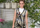 Emma Watson leva moda da camiseta por baixo do vestido a patamar de luxo - Getty Images