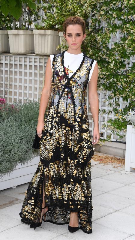 Emma Watson e seu vestido Louis Vuitton combinado a camiseta - Getty Images