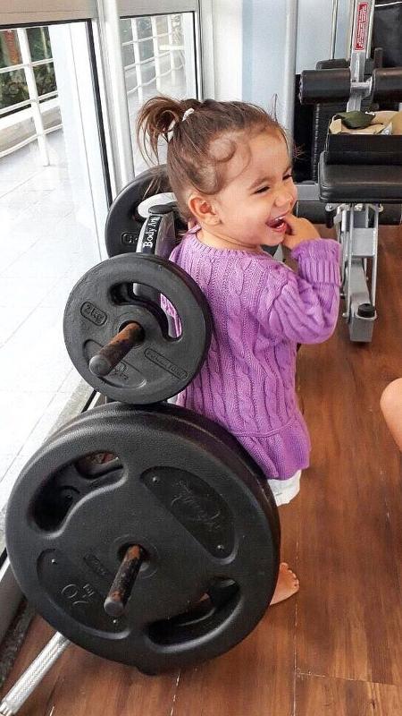Deborah Secco publica foto da filha, Maria Flor, ao lado de halteres de musculação - Reprodução/Instagram/dedesecco