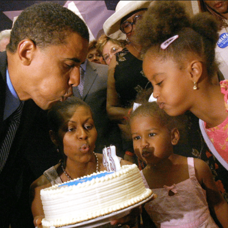 Casal Barack e Michelle Obama com as filhas, Sasha e Malia - Reprodução/Twitter/@MichelleObama