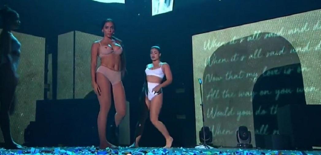 Anitta é traída pelo sutiã durante a cerimônia - Reprodução