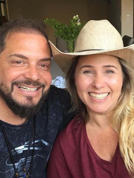 O cantor Conrado e a mulher, a ex-paquita Andréa Sorvetão, foram criticados após postarem vídeo pedindo para fazerem publicidade por serem um casal hétero e cristão - Reprodução/Instagram