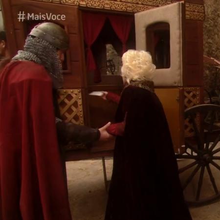 Ana Maria Braga sobe em carruagem durante visita à cidade cenográfica de "Deus Salve o Rei" - Reprodução/Globo - Reprodução/Globo