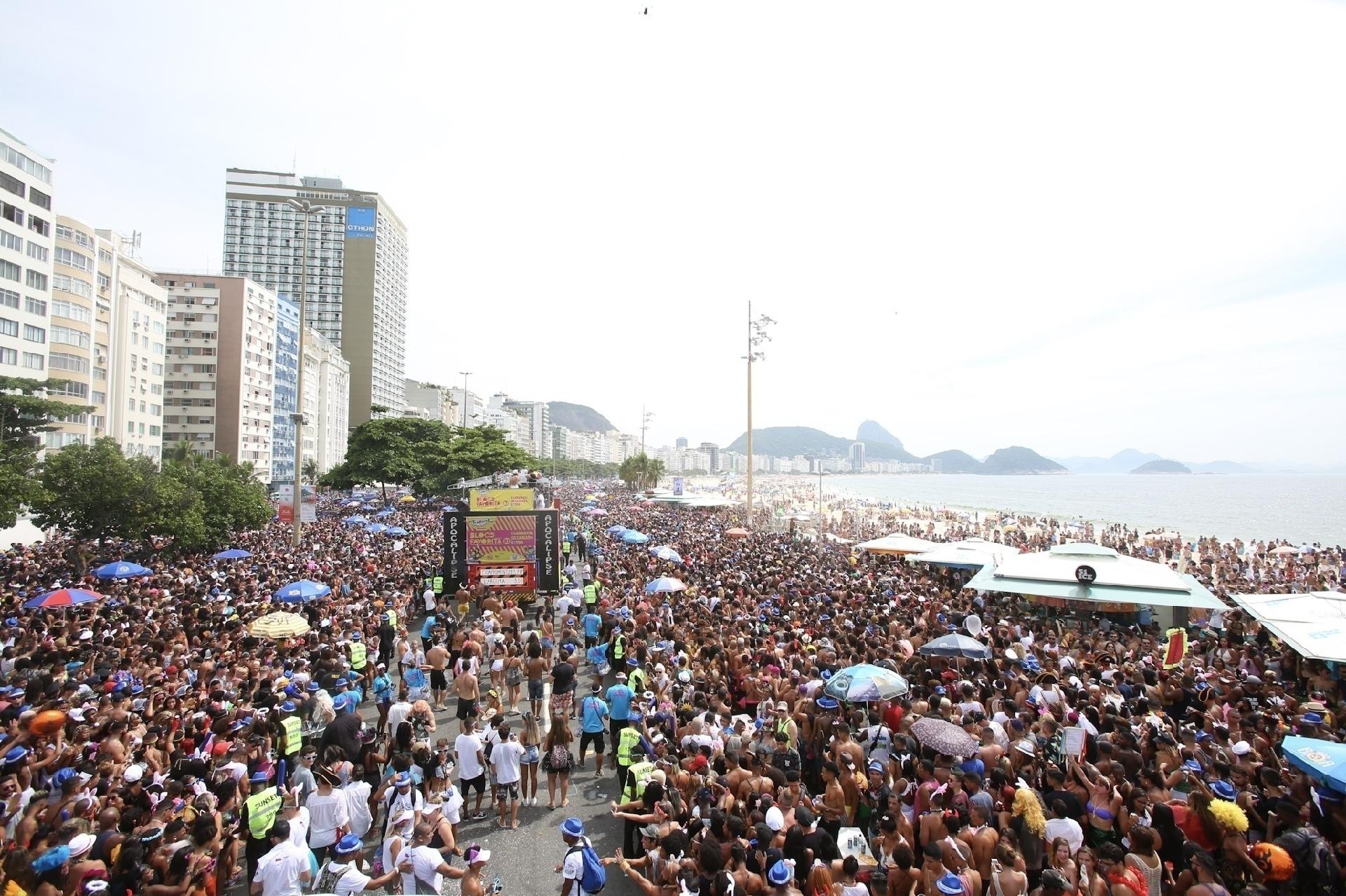 Bloco da Favorita concentra multidão na orla de Copacabana, Rio de Janeiro, neste sábado (10) - Marco Antonio Teixeira/ UOL