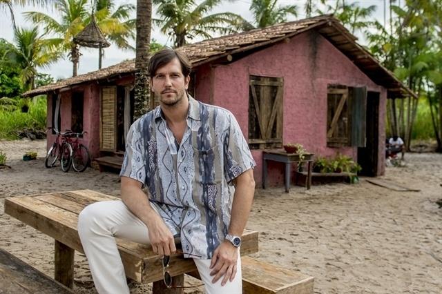 Vladimir Brichta vive Remy, irmão interesseiro de Beto Falcão, que se aproveita da falsa morte dele para ganhar dinheiro - Globo/João Cotta