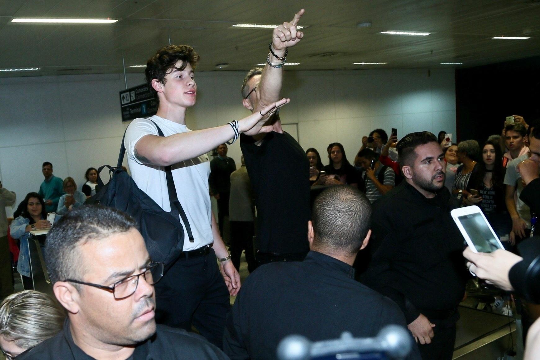 Sob tumulto, Shawn Mendes desembarca no aeroporto de Guarulhos, em São Paulo. O cantor canadense se apresenta no VillaMix Festival Goiânia no domingo (1º/7) - Manuela Scarpa/Brazil News