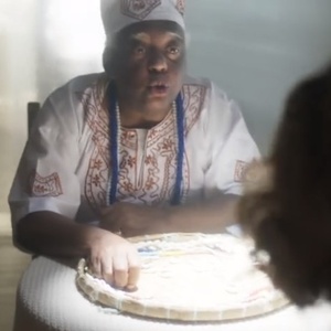 Pai Didico (João Acaiabe) joga búzios para Luzia (Giovanna Antonelli)  - Reprodução/Globo - Reprodução/Globo