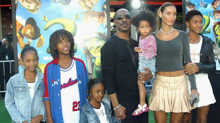 Na foto de 2004, Eddie Murphy com Nicole e seus cinco filhos - Frederick M. Brown/Getty Images - Frederick M. Brown/Getty Images