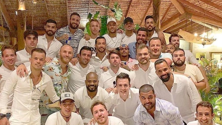 Neymar posa com os amigos depois da repercussão da foto com as 26 mulheres na festa - Reprodução/Instagram/@arthurhmelo