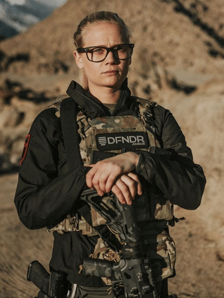 A atriz Carly Schroeder largou Hollywood para se dedicar ao exército - Reprodução/Instagram