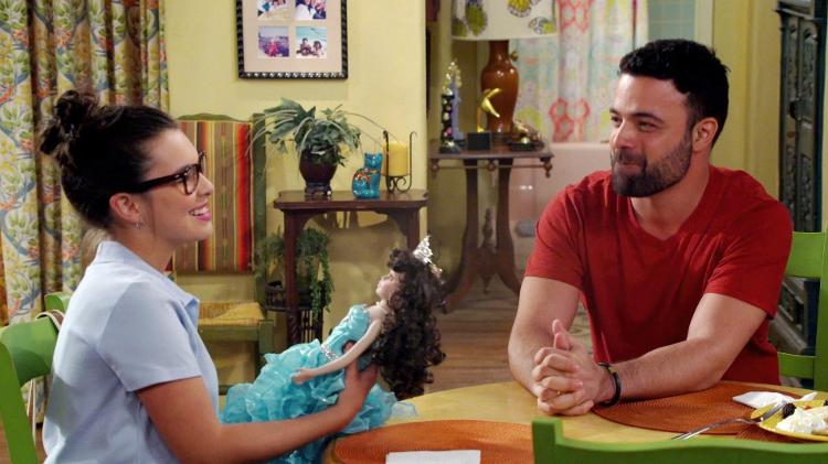 Elena com o pai, Victor (James Martinez), em "One Day at a Time" - Reprodução/YouTube - Reprodução/YouTube
