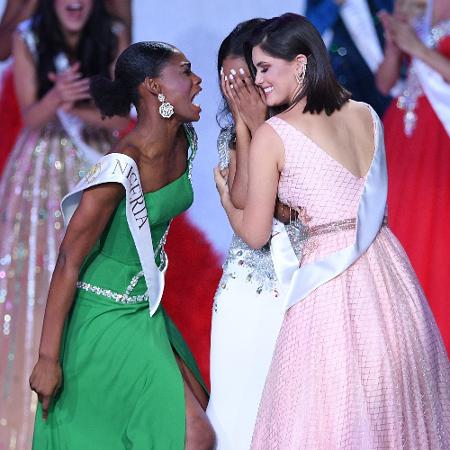 Nyekachi Douglas (Miss Nigéria), de verde, comemora a vitória da jamaicana Toni-Ann Singh no Miss Mundo 2019, ao lado da Miss Brasil Elís Miele